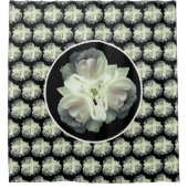 白いバラと雨粒の花束 シャワーカーテン (正面)