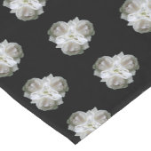 白いバラと雨粒の花束 ショートテーブルランナー (コーナー)