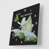 白いバラと雨粒の花 スクエア壁時計 (傾斜)