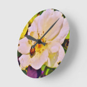 白いバラのマメコガネ ラウンド壁時計 (傾斜)