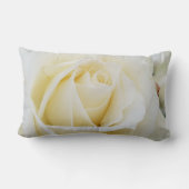 白いバラの白いバラのクローズアップ写真 ランバークッション (裏面)