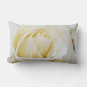 白いバラの白いバラのクローズアップ写真 ランバークッション (正面)