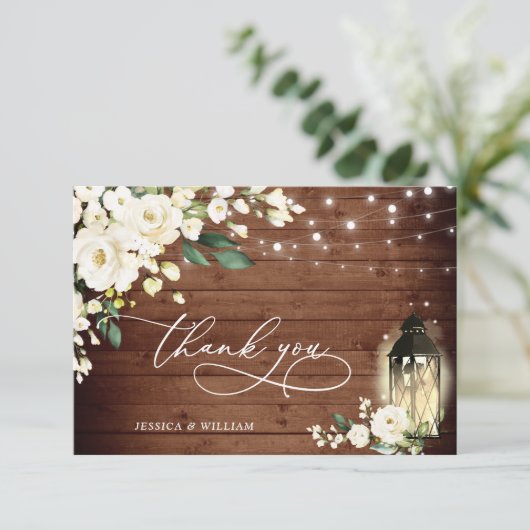 白いバラの素朴な木製ランタン ウェディング サンキューカード (スタンド正面)