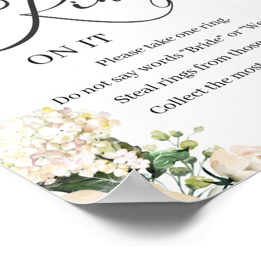 白いバラの緑のユーカリその標識にリングを置く ポスター (角)