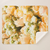 白いバラの縦のパターン。記念日、背中 シェルパブランケット (正面(横))