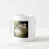 白いバラの花柄の花の運命の庭 コーヒーマグカップ (正面左)