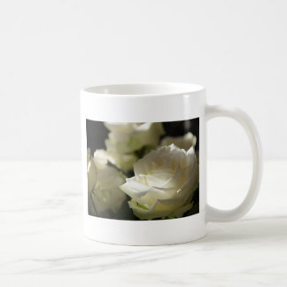 白いバラの花柄の花の運命の庭 コーヒーマグカップ