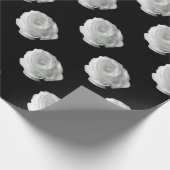 白いバラの黒い背景 ラッピングペーパー (角)