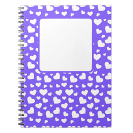 白いバレンタインの愛のハートと明るい紫 ノートブック