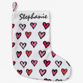 白いパターンのかわいくガーリーなピンクの手描きのハート スモールクリスマスストッキング (正面)
