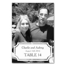 白いパネルのパーソナライズな結婚式の写真のテーブルカード