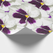 白いパンジーの美しい水彩色のコラージュ ラッピングペーパー (角)