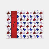 白いパーソナライズされたジャージーのラグビーボールの名前 フリースブランケット (正面(横))