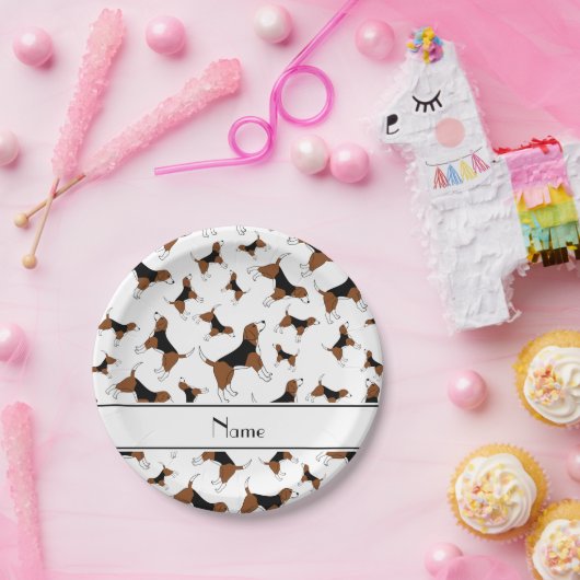 白いパーソナライズされたビーグル犬のパターンを名前 ペーパープレート (パーティー)