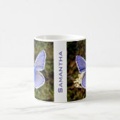 白いパーソナライズされた花に青い蝶 コーヒーマグカップ (中央)