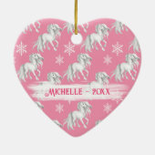 白いパーソナライズされた馬とピンクの雪 セラミックオーナメント (裏面)