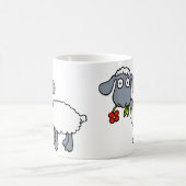 白いヒツジ赤い花を持つ2頭のかわいい子ヒツジ コーヒーマグカップ (中央)