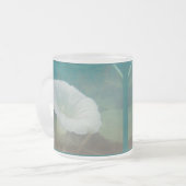 白いビンズウィード – 野生の多年生朝顔 フロストグラスマグカップ (正面左)