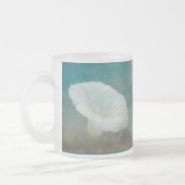 白いビンズウィード – 野生の多年生朝顔 フロストグラスマグカップ (左)