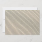 白いビーチの砂と美しい灯台の背景にモダンなタイポグラフィーが特徴のエレガントな誕生日招待状で、ゲスト 招待状 (裏面)