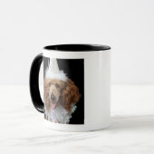 白いピエロの衣裳を身に着けている金プードル犬 マグカップ (正面左)