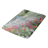 白いピケットフェンスのバスマットに沿ってチューリップ バスマット (アングル)