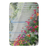 白いピケットフェンスのバスマットに沿ってチューリップ バスマット (正面縦)