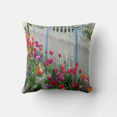 白いピケットフェンスの枕に沿ってチューリップガーデン クッション (裏面)