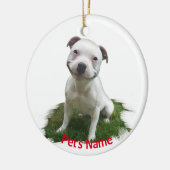 白いピットブルが草の中でにやにや笑う セラミックオーナメント (左)