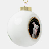 白いピットブルと赤いキスが顔中。 セラミックボールオーナメント (左)