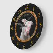 白いピットブルと赤いキスが顔中。 ラージ壁時計 (傾斜)