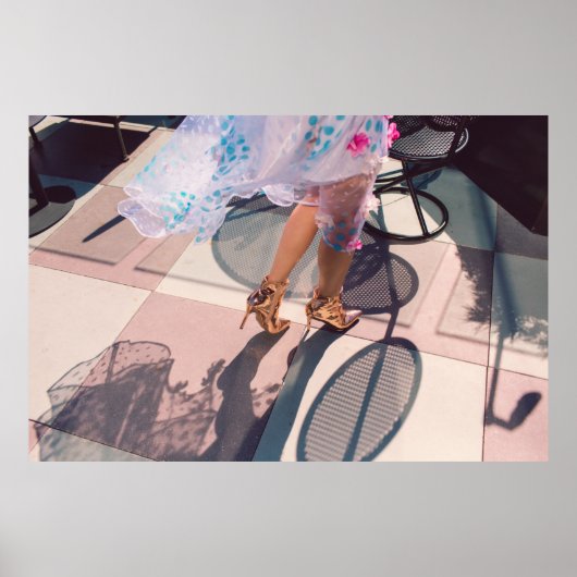 白いピンクと緑のフローラのスカートとブロの女性 ポスター (正面)