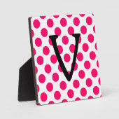 白いピンクの水玉模様の背景にアルファベットのV フォトプラーク (正面)