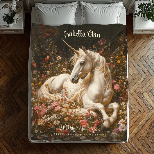 白いファンタジーの森のユニコーン花に寝る フリースブランケット