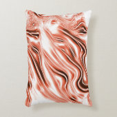 白いファンド上の赤い長い波状のトレースに光沢のあるサーモン アクセントクッション (正面(垂直))