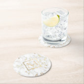 白いフェイク大理石の上に金ゴールドモノグラム ラウンドペーパーコースター (インサイチュ)