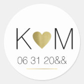 白いフェイク金ゴールドとカップルイニシャルのハート ラウンドシール (正面)