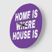 白いフォントと紫の背景で「HOME IS WHERE IS WHERE IS」 ラージ壁時計 (傾斜)