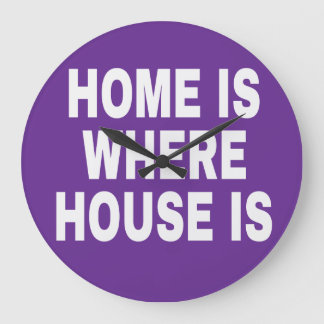白いフォントと紫の背景で「HOME IS WHERE IS WHERE IS」 ラージ壁時計