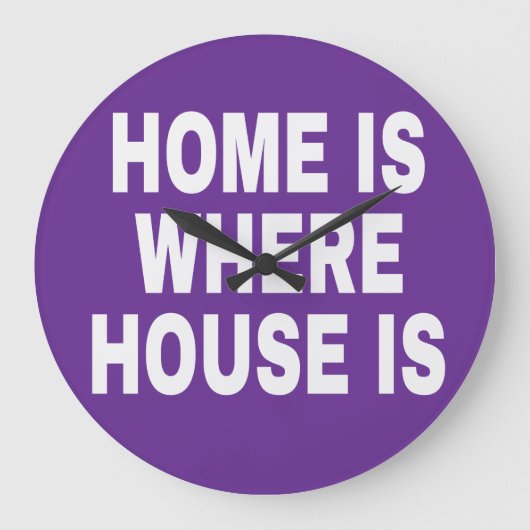 白いフォントと紫の背景で「HOME IS WHERE IS WHERE IS」 ラージ壁時計 (正面)