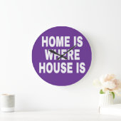 白いフォントと紫の背景で「HOME IS WHERE IS WHERE IS」 ラージ壁時計 (ホーム)