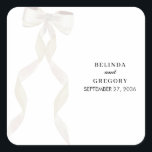 白いフォーマルリボンエレガントな結婚式 スクエアシール<br><div class="desc">白い色モダンの色調を特徴とする水色の白いリボン結婚イラストレーションのデザイン。このコンテンポラリーデザインはモダン四季折々の季節に最適。ミニマルフォーマル主義のホワイトボウデザインは全てのテーマに完璧結婚である。シンプルとトレンディーの結婚ステッカーモダンシンプルデザイン。一致する結婚式招待状や他の文房具も用意。</div>