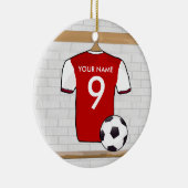白いフットボールのサッカージャージーのパーソナライズな赤 セラミックオーナメント (右)