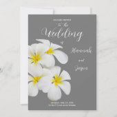 白いフランジパニの花、ミディアムグレー結婚の上 招待状 (正面)
