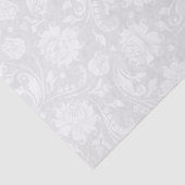 白いフローラが明るい灰色の背景に表示される 薄葉紙 (詳細)