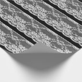 白いフローラレース：黒い背景。 ラッピングペーパー (角)