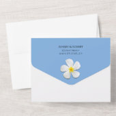 白いプルメリアの花とトロピカルビーチ、ウェディング オールインワン招待状 (裏面)