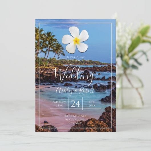 白いプルメリアの花と熱帯ビーチ結婚。 招待状 (スタンド正面)