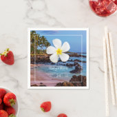 白いプルメリアの花と熱帯ビーチ、 スタンダードカクテルナプキン (インサイチュ)