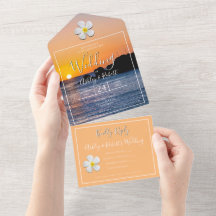 白いプルメリアの花と黄金の日結婚の入り